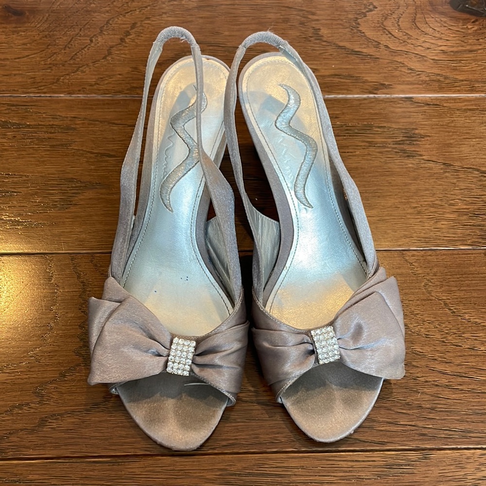 Nina Silky Silver/Gray Dress Sandals Size 7